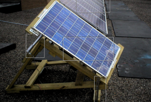 Квадратами выделены слева направо: линейный привод, стационарные солнечные панели, солнечная панель под углом, механизм регулировки наклона оси вращения солнечной панели.