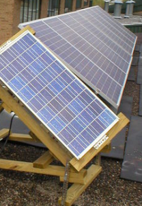 Вид размещенной солнечной батареи на трекере по соседству с солнечными панелями, закрепленными стационарно