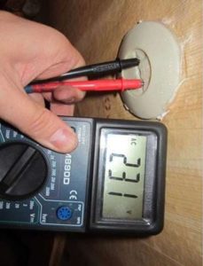 Как замерить напряжение мультиметром в розетке