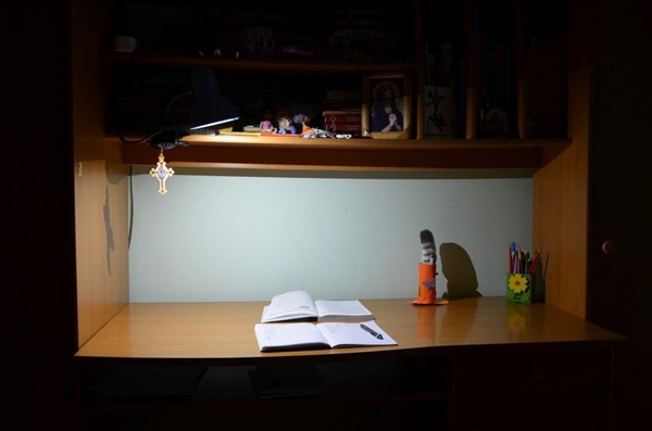 Светодиодный светильник над столом