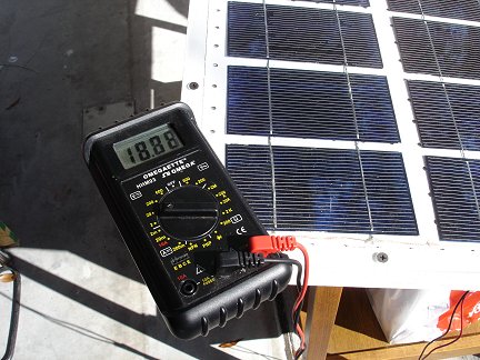 солнечная батарея на ярком осеннем солнце выдает 18.88В без нагрузки