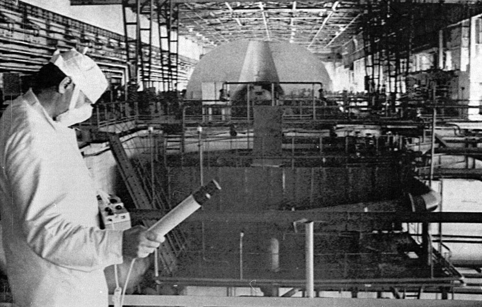 Работник Чернобыльской АЭС измеряет уровень радиации 
