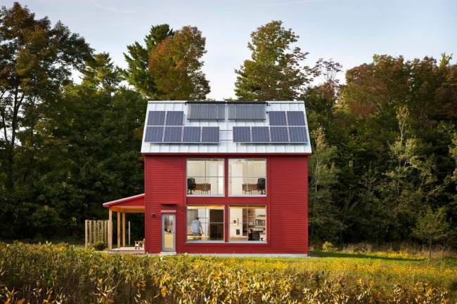 Яркий частный дом с системой плоских солнечных коллекторов