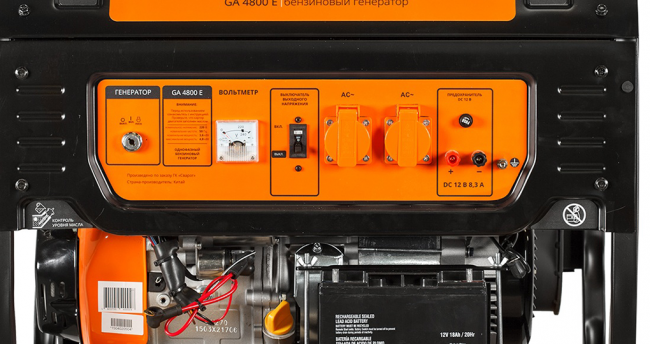 Элементы контроля над работой агрегата, такие как: вольтметр, кнопка включения напряжения, розетки, клеммы, индикаторы работы - вынесены на переднюю панель 