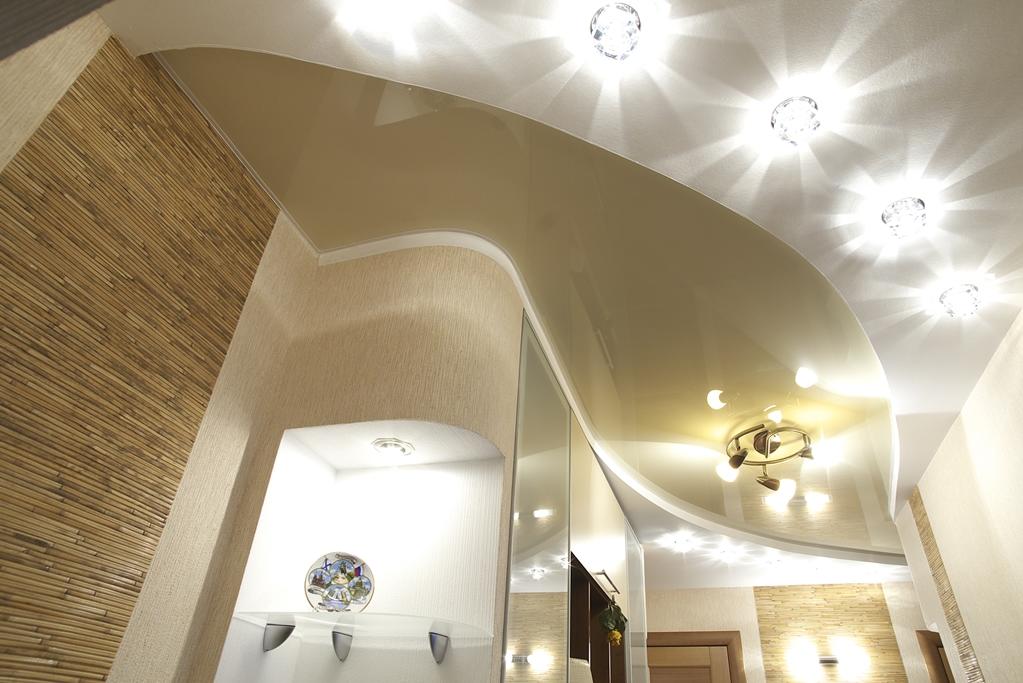 Для того чтобы обезопасить натяжной потолок от перегрева, следует красиво окружить светильник специальным термокольцом