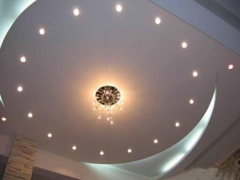 Красивые светильники помогут не только украсить дизайн натяжного потолка, но и стильно дополнят интерьер гостиной