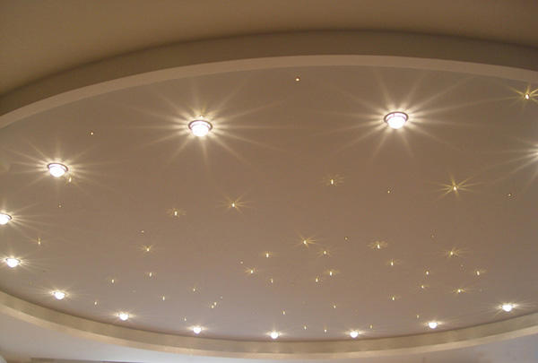 Стильно и современно украсить натяжной потолок можно при помощи красивых точечных светильников