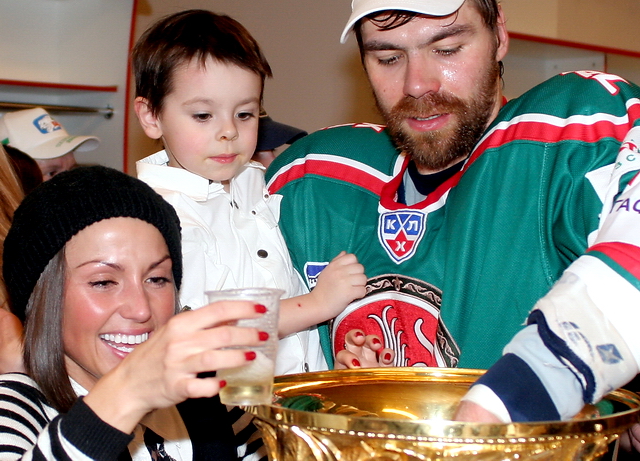 Андрей Мухачев с семьей пьют из Кубка Гагарина