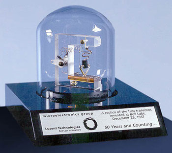 Так выглядел первый транзистор, созданный группой специалистов Bell Labs, 1947 г. (фотография с сайта www.wikipedia.org) 