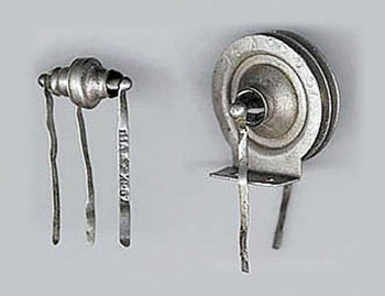 Первые отечественные транзисторы П1А и П3А (с радиатором), 1957 г.