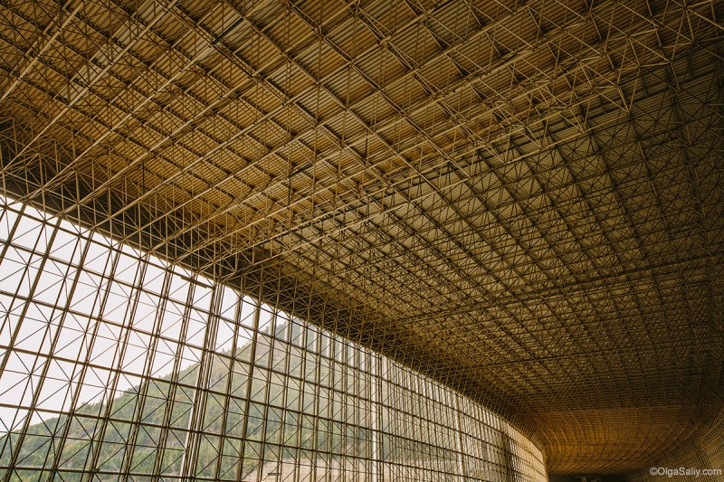 Абстрактная конструкция - потолок на Саяно-шушенской
