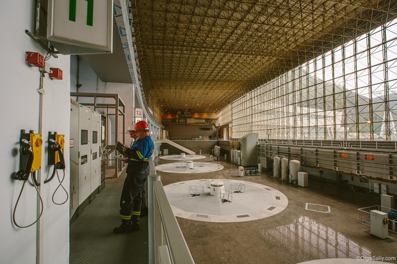 Саяно-Шушенская ГЭС рабочие внутри здания