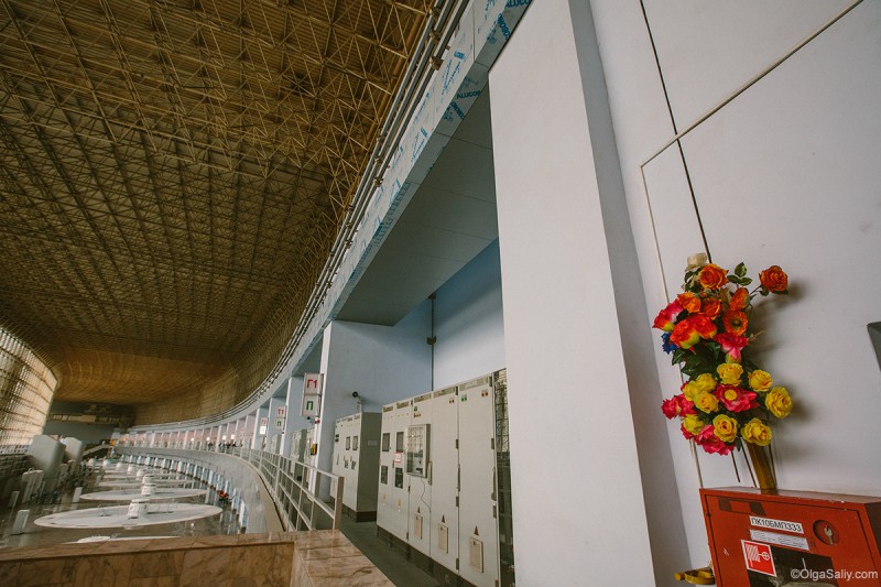 Саяно-Шушенская ГЭС цветы погибшим в аварии