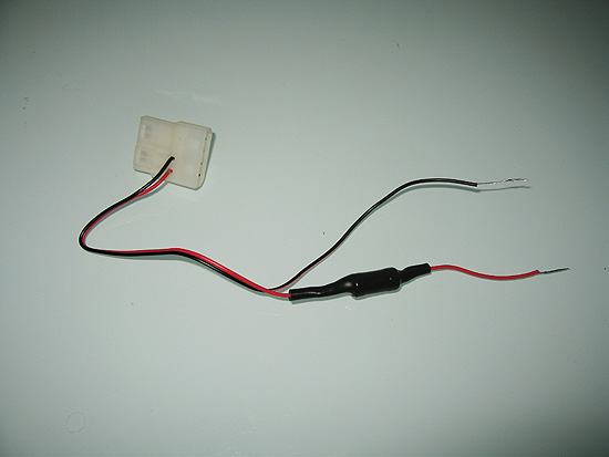 Термоусадка ужата и изолирует резистор и провода, подходящие к нему