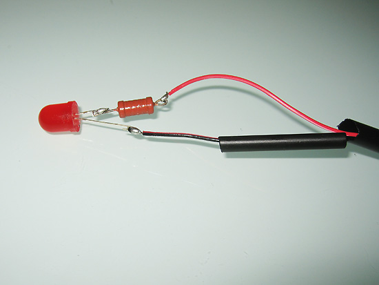 К резистору и второй ножке светодиода припаяны провода