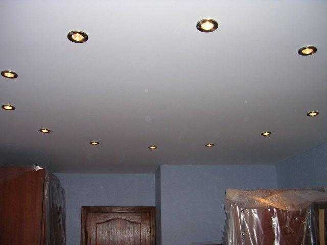 Встраиваемые в потолок галогеновые светильники