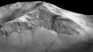 Одна из темных полос на склоне кратера Горовиц