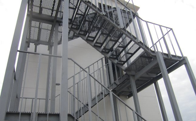 Проверить качество лестницы можно при помощи специальных испытаний 