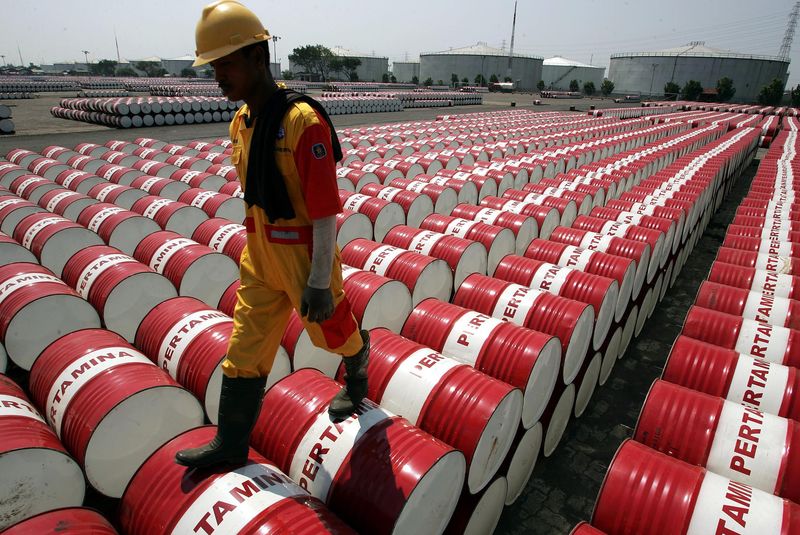 © Reuters. Нефть умеренно дорожает, внимание сосредоточено на американских запасах