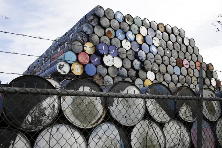 © Reuters. Цены на нефть незначительно снизились перед выходом данных по запасам в США