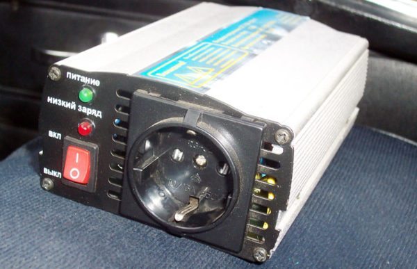 На фото показан автомобильный инвертор, преобразующий постоянный ток (12 В) в переменный ток с параметрами бытовой электросети (50 Гц, 220 В)