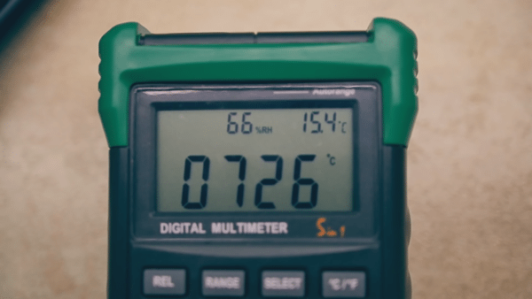 На цифровом термометре можно видеть температуру воздуха над верхним горшком там, где размещено отверстие для стока воды