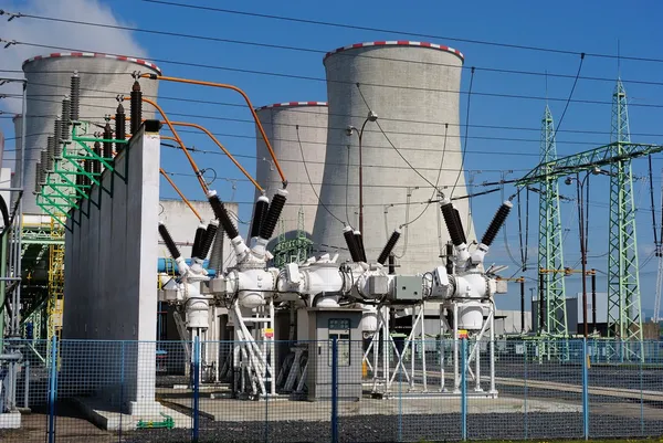 Трансформаторы в угольной электростанции — стоковое фото