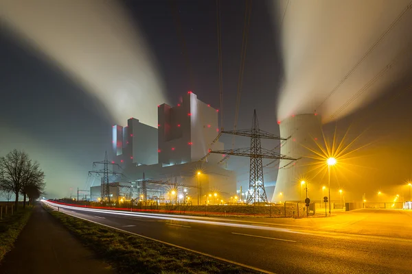 Угольная электростанция в ночное время — стоковое фото