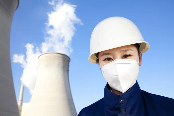 Работник с hardhat и маски на электростанции — стоковое фото