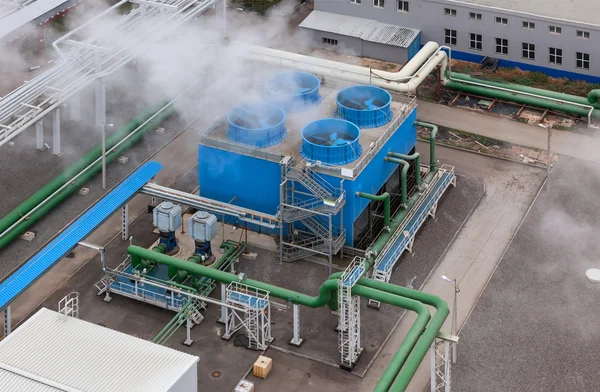 Промышленные синий градирни на химическом заводе — стоковое фото