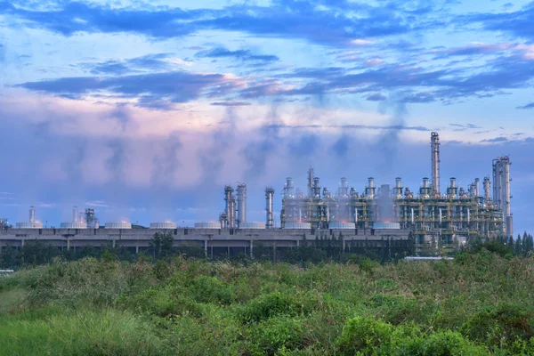 Паровой градирни нефтеперерабатывающий завод — стоковое фото