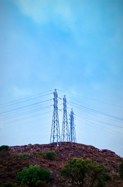 Линии электропередач на вершине холма — стоковое фото